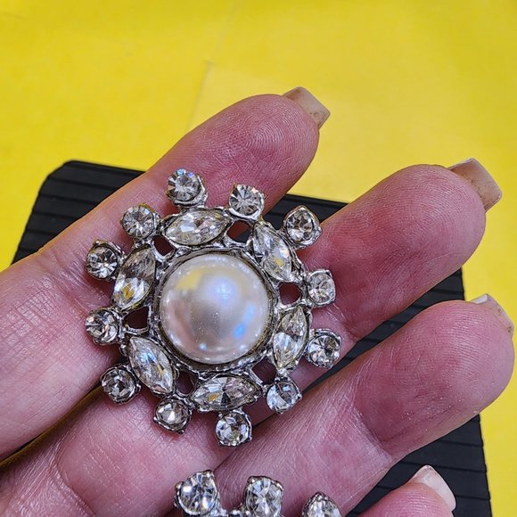 5 matching Vintage clear Rhinestone and Faux Pearl Buttons w shank silver tone - Picture 5 of 10